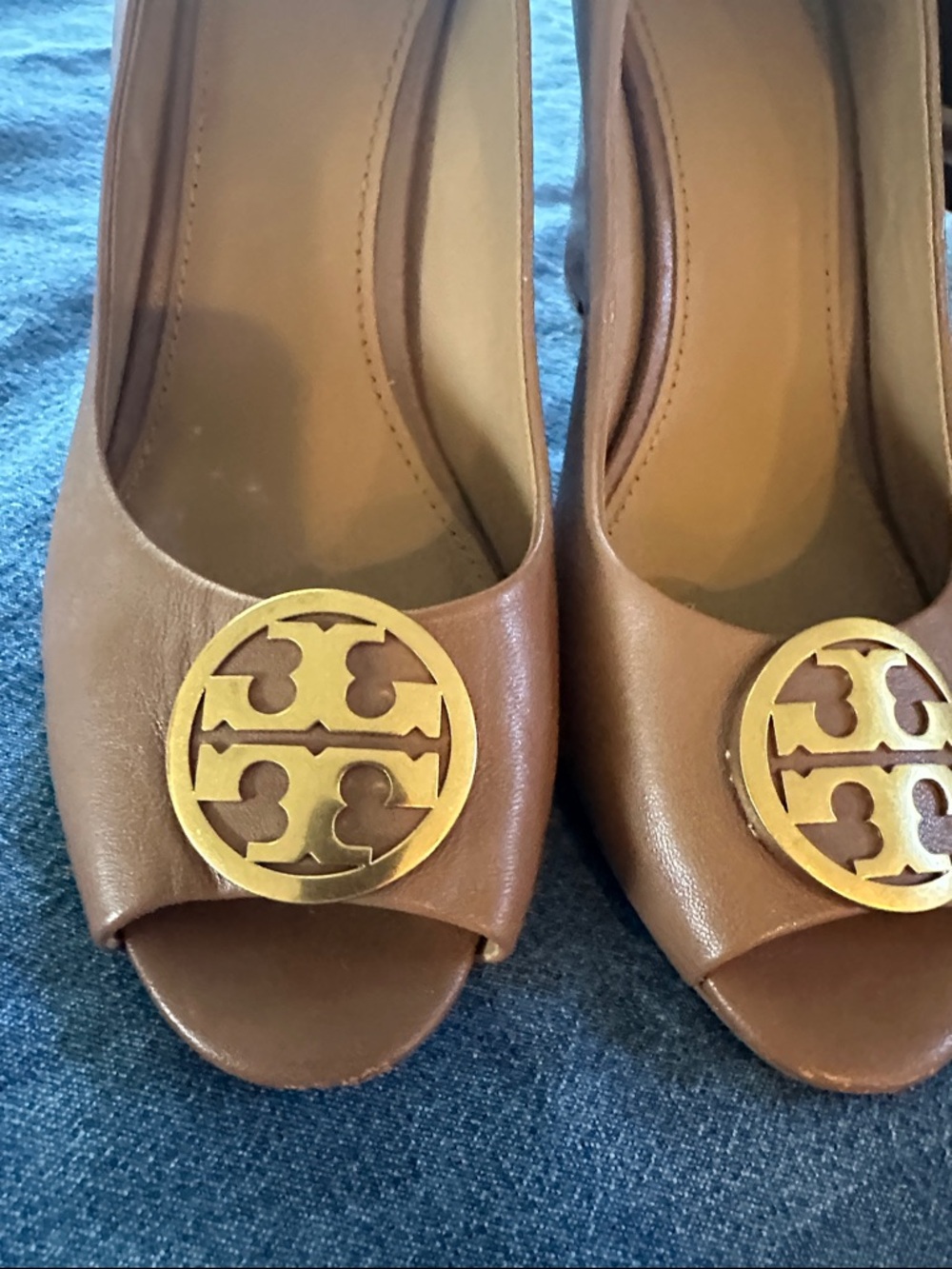 Tory Burch Tan Brown Leather Peep-Toe Pumps with Gold Logo Medallion size 10 - Picture 5 of 7